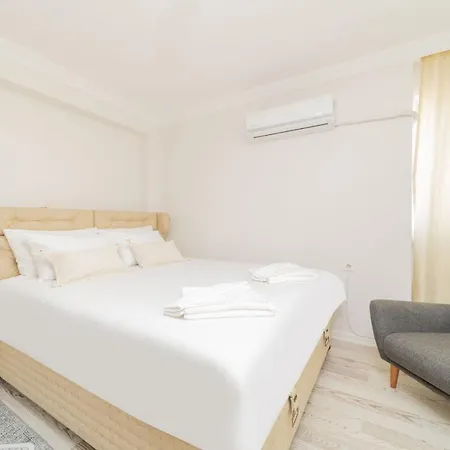 Cozy And Central Flat Near Beaches In Apartment Antalya